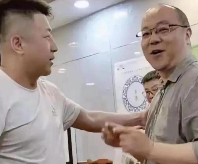 领先16分果然白费！马刺又遭逆转，文班空砍两双留憾，尼克斯登顶